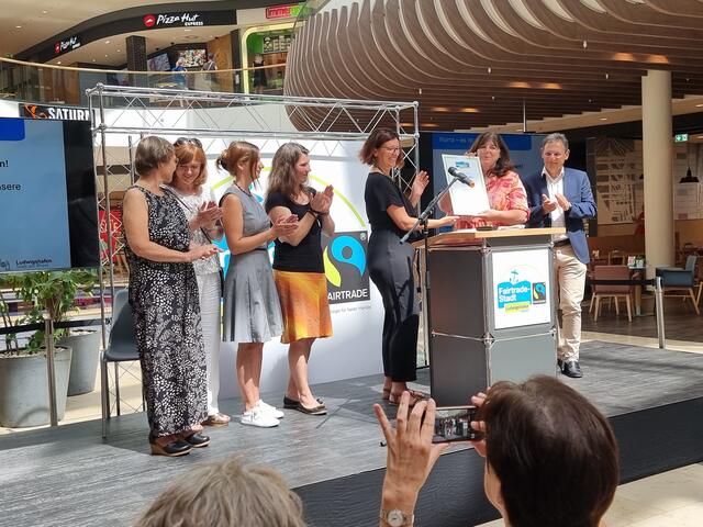 Die Übergabe der Urkunde | Foto: Basaric-Steinhübl