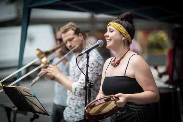 Klassiker der brasilianischen Folklore hatte die Grupo De Encontro mit Sängerin Juliana Blumenschein in ihrem Repertoire.   | Foto: Christian Gaier
