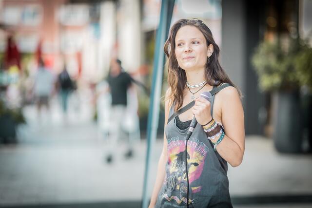 Singer-Songwriterin Kiara Mali und Band beeindruckten mit stimmigem Alternative-Folk und poetischen Texten.  | Foto: Christian Gaier