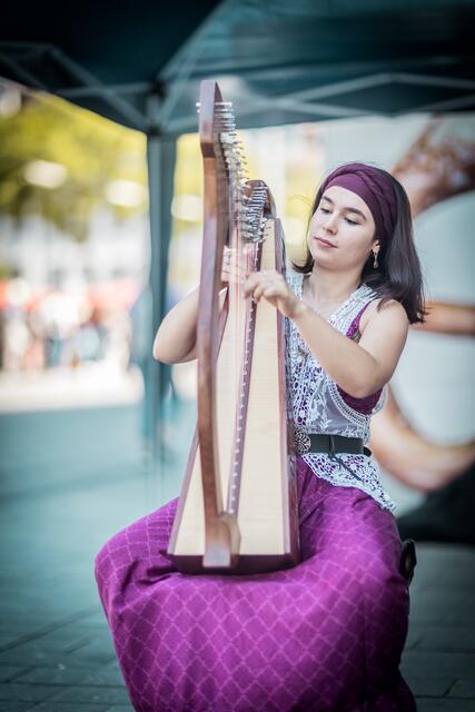 Helena Corana Andreula studiert Harfe an der staatlichen Hochschule für Musik und Darstellende Kunst in Mannheim. Beim Straßenkunst-Festival verschmolz sie klassische Musik mit mittelalterlichen Klängen. | Foto: Christian Gaier