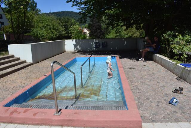 Wassertreten im Kneipp-Becken | Foto: B. Bender