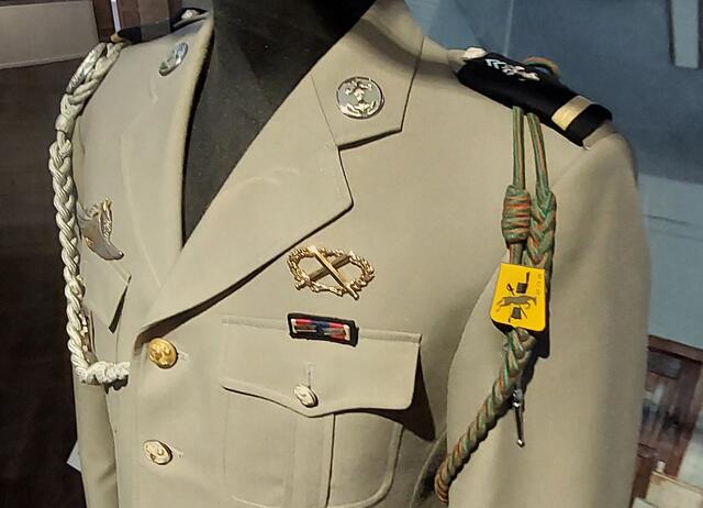 Detailaufnahme der Uniform der 1989 aufgestellten deutsch-französischen Brigade. Die Uniform gehört Pascal Herbin, der 1973 als Soldat der Spahis (21o Régiment de Spahis) nach Speyer kam.

 | Foto: Historisches Museum der Pfalz/Konstantin Weber