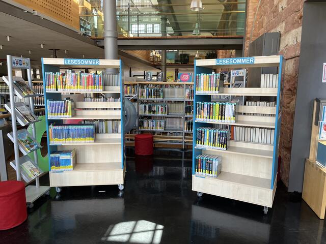 Stadtbibliothek Landau: Eine ganz eigene Ecke voll mit extra gekennzeichneten Büchern nur für den Lesesommer | Foto: Katharina Schmitt