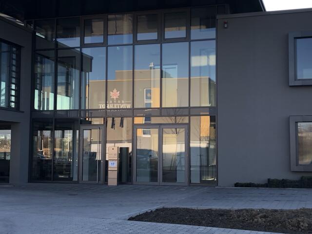 Im Gebäude der Firma CRIF Bürgel Ringwald spiegelt sich das Hotel Winterrot | Foto: Roland Jourdan