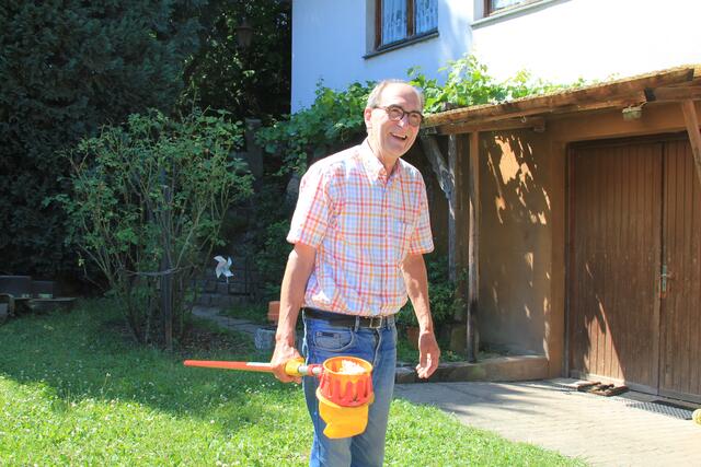 Hans Clödy mit einem umfunktionierten Obstpflücker, der zur Fütterung der Jungvögel dient | Foto: Katharina Schmitt