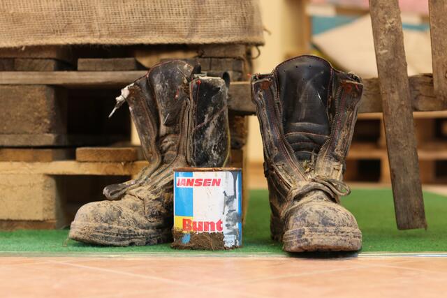 Ein Stiefelpaar - völlig verdreckt - gezeichnet von der Flutkatastrophe | Foto: israAID Germany e.V.