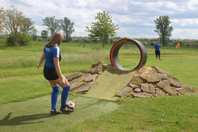 Auf die richtige Schussstärke und Präzision kommt es an – eine Spielerin versucht durch ein Rohr hindurch zu schießen | Foto: Soccerpark Dirmstein