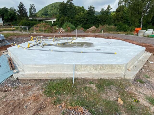 Das achteckige Betonfundament des Wasserspielplatzes | Foto: vgv
