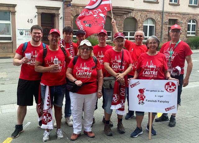 Start in Landstuhl zur Fairplay-Wanderung „Wir gehen in die 2. Liga“  Foto: Fairplay/Uli