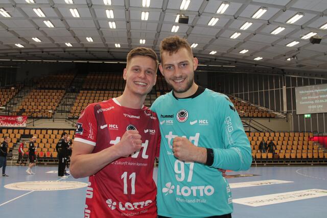 Linksaußen Enes Keskic (links) und Torhüter Žiga Urbič von den Eulen Ludwigshafen (Foto Michael Sonnick)