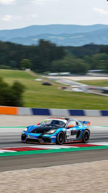 Christoph Krombach und Daniel Gregor fuhren im blauen Porsche als Dritte auf das Podium auf dem Red Bull-Ring
