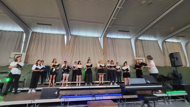 Der Kammerchor des ASG,  Chorleiterin Monika Schmitt  (rechts) | Foto: Mi Jang Vuong