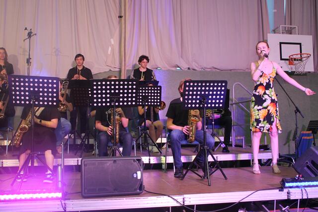 Sängerin Carmen Harrer und die Big Band | Foto: Mi Jang Vuong