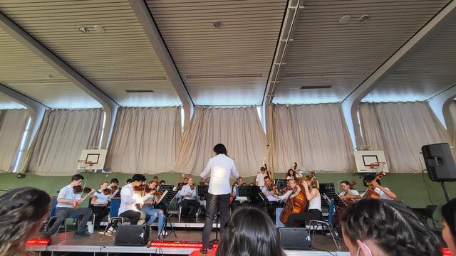 Takeshi Pardall dirigiert das große Orchester | Foto: Mi Jang Vuong