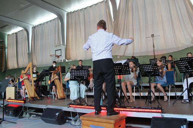 Johannes Pardall dirigiert das Unterstufenorchester | Foto: Mi Jang Vuong