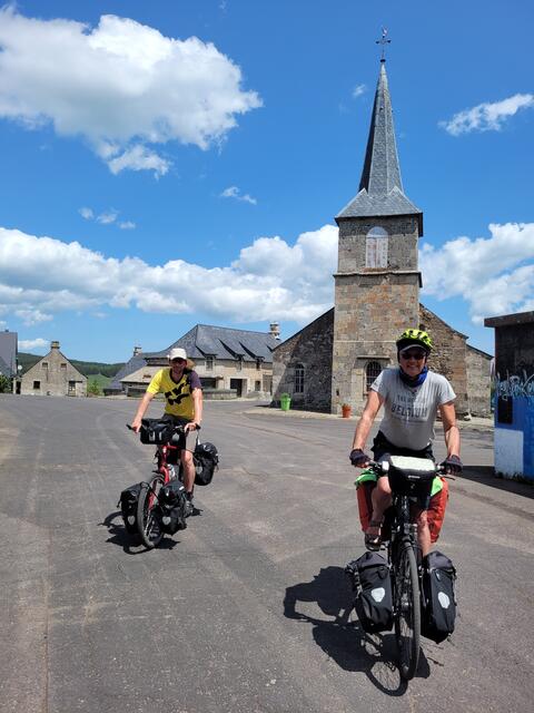 Abseits der Touristenrouten radelten die Abenteurer durch Frankreich | Foto: Markus Pacher