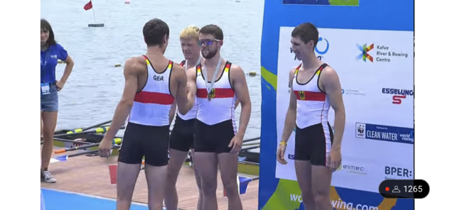 Gratulation der Bootskameraden zu Silber für Tim Streib