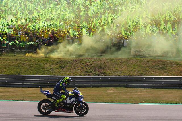 Der neunfache Motorrad-Weltmeister Valentino Rossi bestreitet sein erstes 24-Stunden-Rennen auf einem Audi (Foto Michael Sonnick)