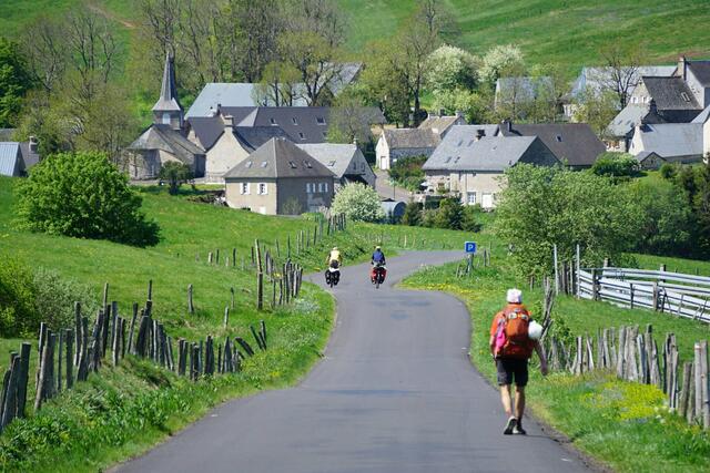 Durch kleine Städtchen und Orte führt die Tour durch Frakreich | Foto: Markus Pacher