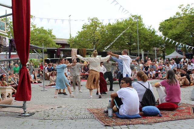 Das französische Ensemble Cie Dyptik mit seiner neuen Produktion „Mirage (A Day of Celebration)“ auf dem Europaplatz | Foto: Basaric-Steinhübl