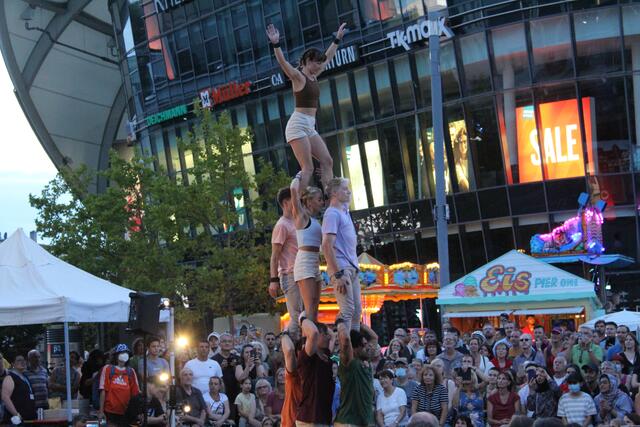 GRAVITY AND OTHER MYTHS (Australien) 
"A Simple Space"
Hochklassige Akrobatik auf dem Platz der Deutschen Einheit | Foto: Basaric-Steinhübl