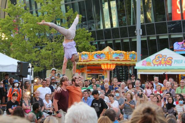 GRAVITY AND OTHER MYTHS (Australien) 
"A Simple Space"
Hochklassige Akrobatik auf dem Platz der Deutschen Einheit | Foto: Basaric-Steinhübl