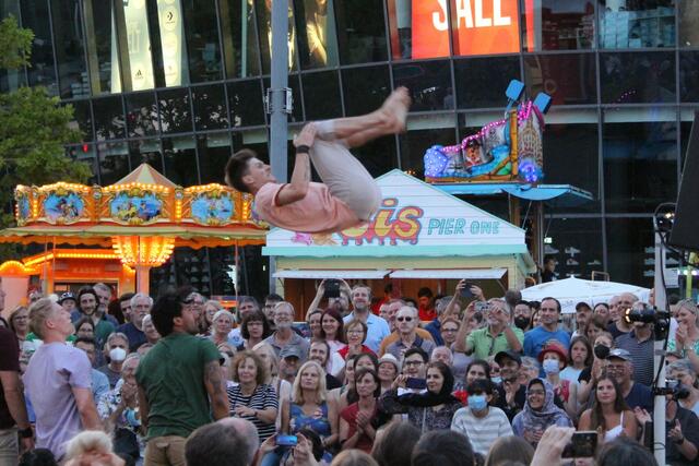 GRAVITY AND OTHER MYTHS (Australien) 
"A Simple Space"
Hochklassige Akrobatik auf dem Platz der Deutschen Einheit | Foto: Basaric-Steinhübl