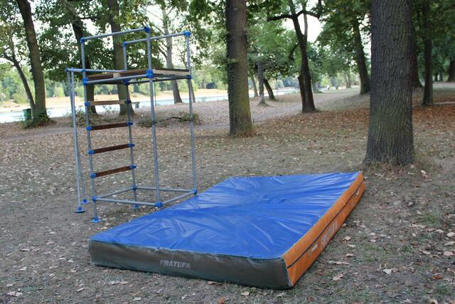 Kinder können vom "Sprungturm" springen