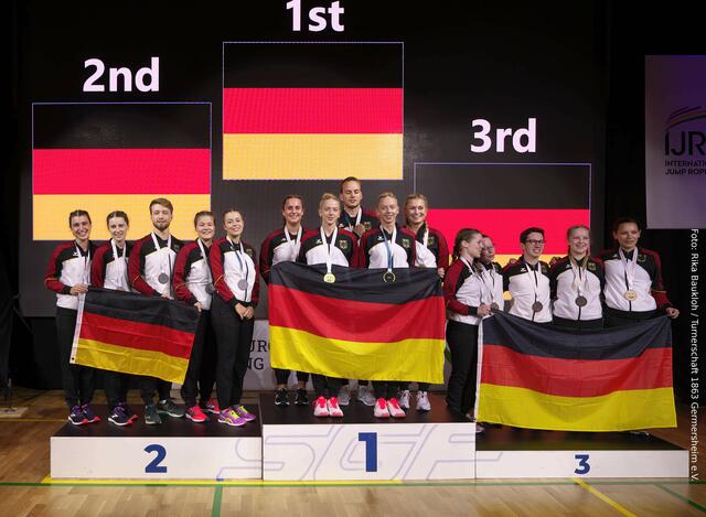 Silbermedaille im Double Dutch Triad
vlnr: Ronja Höfers, Sarah Höfers, Mark Maurer, Simone Illing und Bianca Illing | Foto: Rika Baukloh