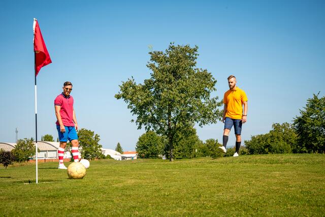 Fußballgolf - mit Timing und Feingefühl den Ball einlochen... | Foto: CasarsaGuru/istock.com