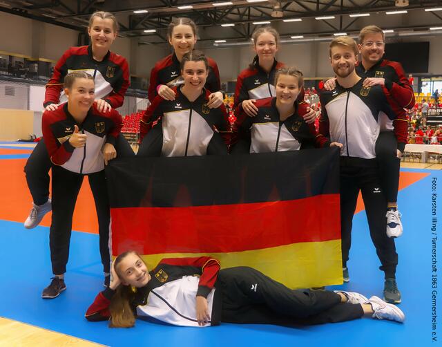 hintere Reihe vlnr: Fabienne Metzger, Sarah Höfers, Emilia Messerschmidt und Pascal Bär  
mittlere Reihe stehend vlnr: Bianca Illing, Ronja Höfers, Simone Illing und Mark Maurer
vorne liegend: Christina Khramtsov | Foto: Karsten Illing