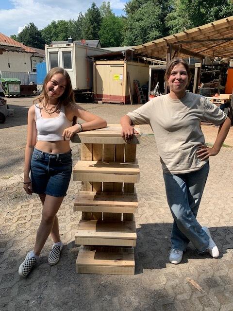 Die stolzen Erbauerinnen eines Schuhregals aus Alt-Palletten | Foto: Foto: Herpetz