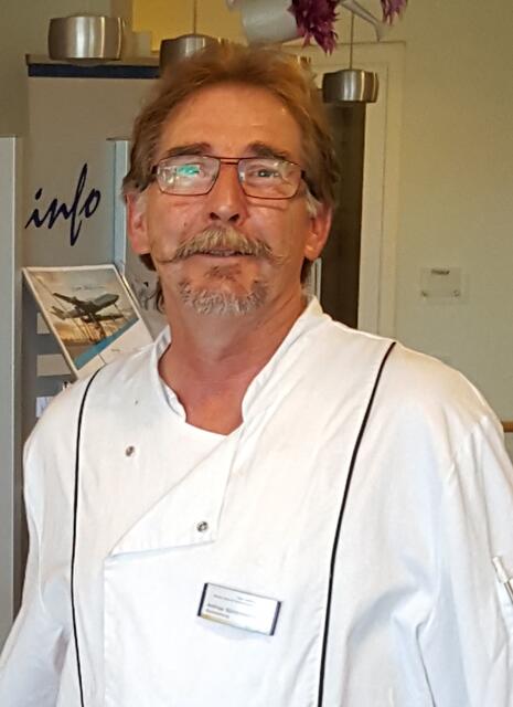 Andreas Dörrenbächer ist der Küchenchef im Seniorenzentrum. Seinen Job übt er mit großem Spaß aus, vor allem der Kontakt zu den Bewohnern ist ihm wichtig. Begonnen hat er seine berufliche Karriere in einem Restaurant und kam dann über die Bundeswehr zur Arbeit in Großküchen. Frische und regionale Produkte sind ihm sehr wichtig. Das gibt er täglich an seine beiden Gesellen und die sechs Küchenhilfen weiter. | Foto: Senioren-Zentrum Haus Edelberg