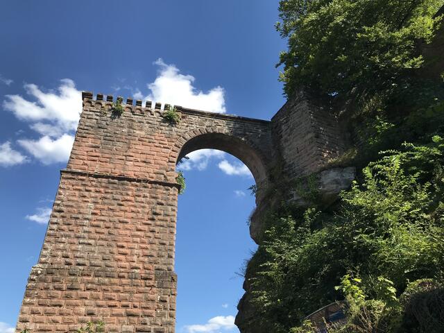 Torbogen zur Burg Trifels | Foto: B. Bender