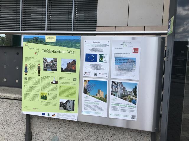 los geht der Trifels-Erlebnis-Weg am Rathaus der Verbandsgemeinde - Am Messplatz in Annweiler | Foto: B. Bender