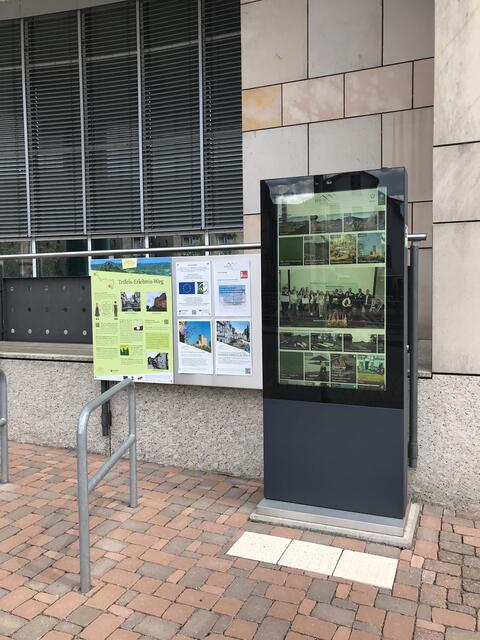 Neben der Information zum TrifelsErlebnisWeg erhalten Interessierte weitere Infos am digitalen Terminal | Foto: B. Bender