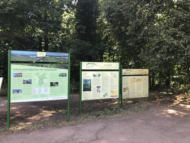 Geballte Information vor dem letzten Aufstieg zur Burg Trifels | Foto: B. Bender