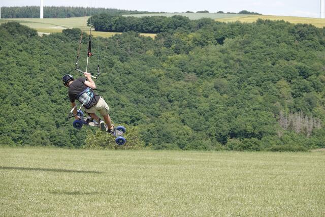 Kiteboarding an Land nicht weniger Spektakulär wie zu Wasser | Foto: Guntram Leibrock