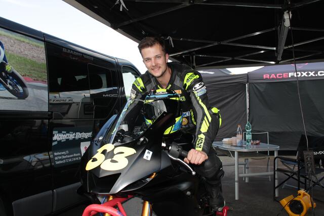 Nicolai Kraft startet 2022 auf einer Yamaha R6 in der Supersport 600-IDM (Foto Michael Sonnick)