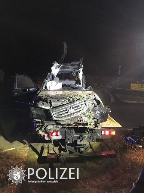 Auf der Landstraße von Einsiedlerhof nach Mackenbach hat ein 39-jähriger Mann am Sonntagabend die Kontrolle über sein Auto verloren und einen Unfall gebaut | Foto: Polizeipräsidium Westpfalz