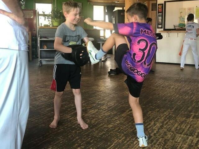 Im Ferienprogramm lernen die Kinder den sogenannten „Benção“, einen Tritt der Capoeira kennen. | Foto: Lena Becker