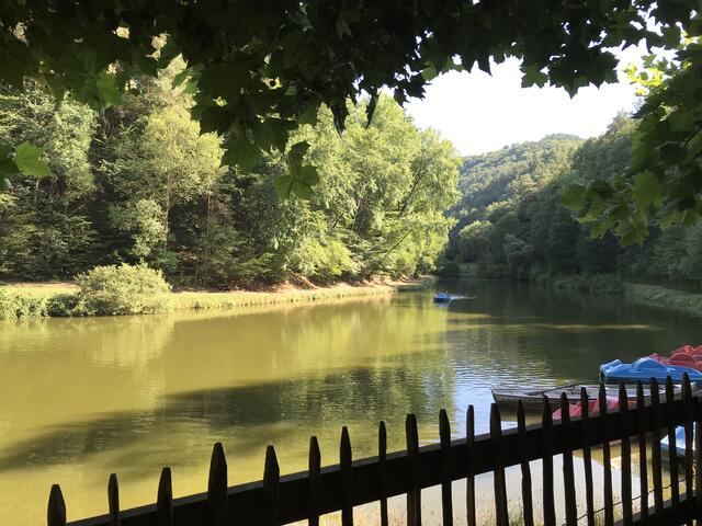 Ein schöner Ort zum Verweilen. Biergarten mit Spielplatz und Bootsverleih. | Foto: B. Bender