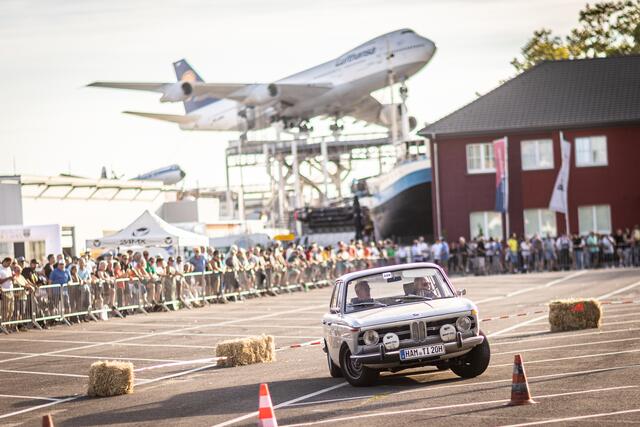 Eine prächtige Kulisse bot das Technik Museum. Im Vordergrund der BMW 2000 TI von Heinz-Jürgen Grewe und Jutta Franken.  | Foto: Christian Gaier