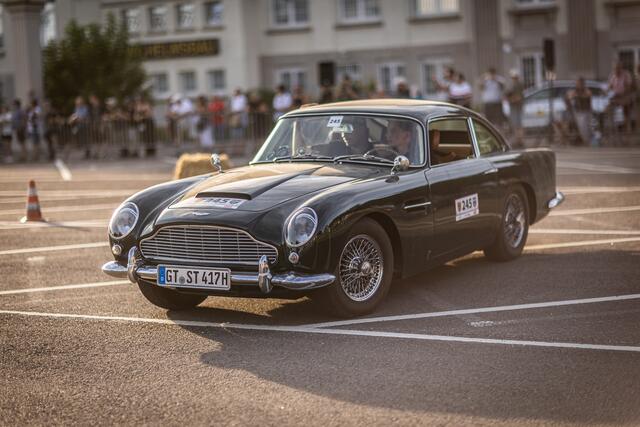 Hermann Hörmann und Moritz Sträb im Aston Martin DB5.  | Foto: Christian Gaier