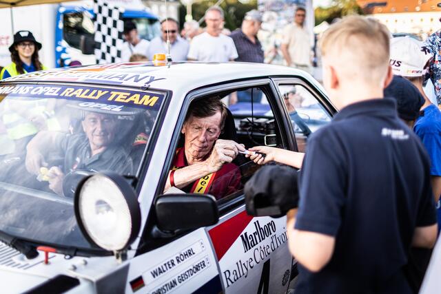 Autogramme von Walter Röhrl waren heiß begehrt.  | Foto: Christian Gaier