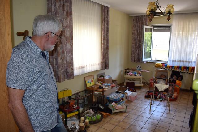Im ganzen Haus sind gut erhaltene Dinge platziert, die einen neuen Besitzer suchen | Foto: B. Bender