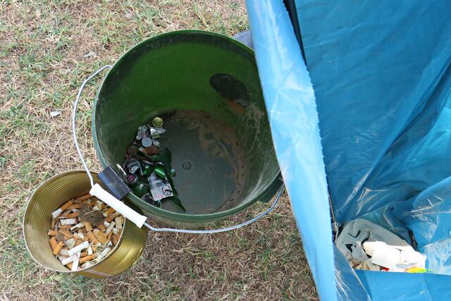 Herr Berkel kam mit gefüllten Behältnissen zurück  | Foto: Brigitte Melder