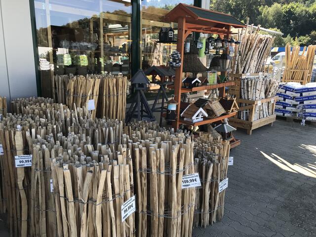 Sichtschutzmatten, Vogelhäuser, Birkenstämme zur Dekoration und mehr | Foto: Claudia Bardon