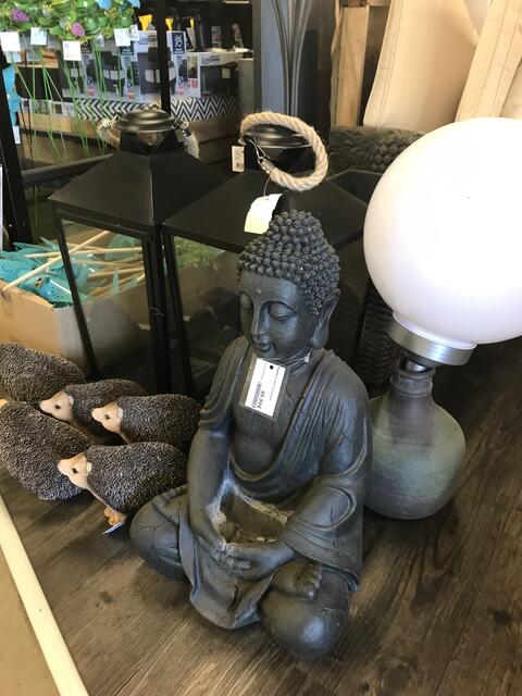 Sie liegen im Trend: Laternen, Solarleuchten und Deko-Figuren für den Garten, den Balkon oder die eigene Terrasse | Foto: Claudia Bardon