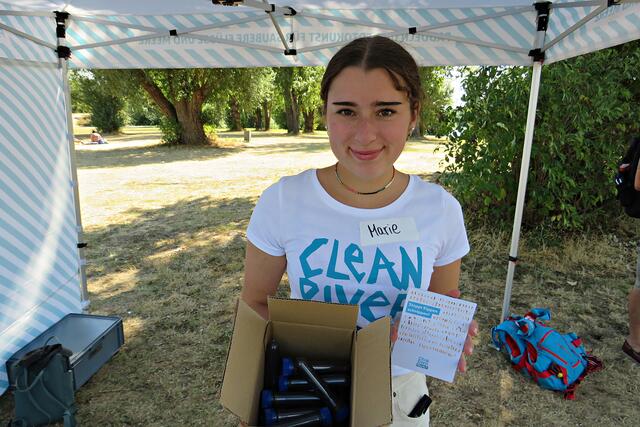 Marie verteilte unter anderem die Taschenascher | Foto: Brigitte Melder